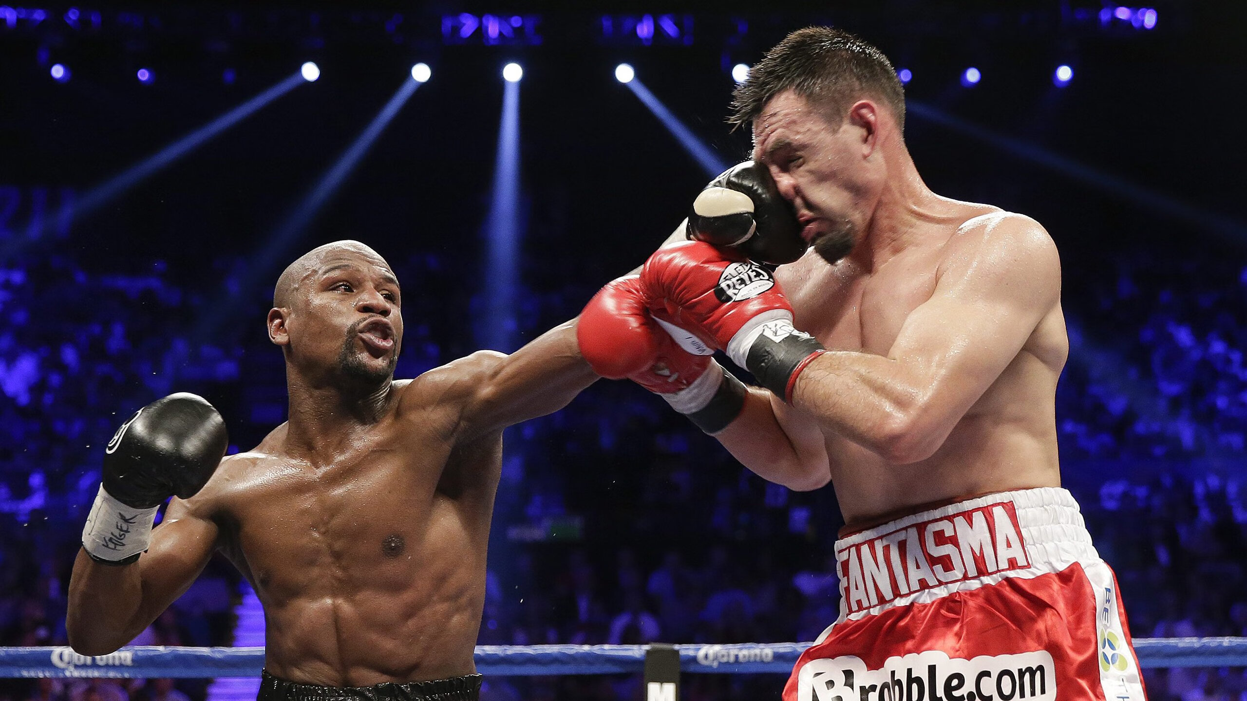 开云官网-“飞盘争夺：三叉湖田径场上演极速空中对抗”