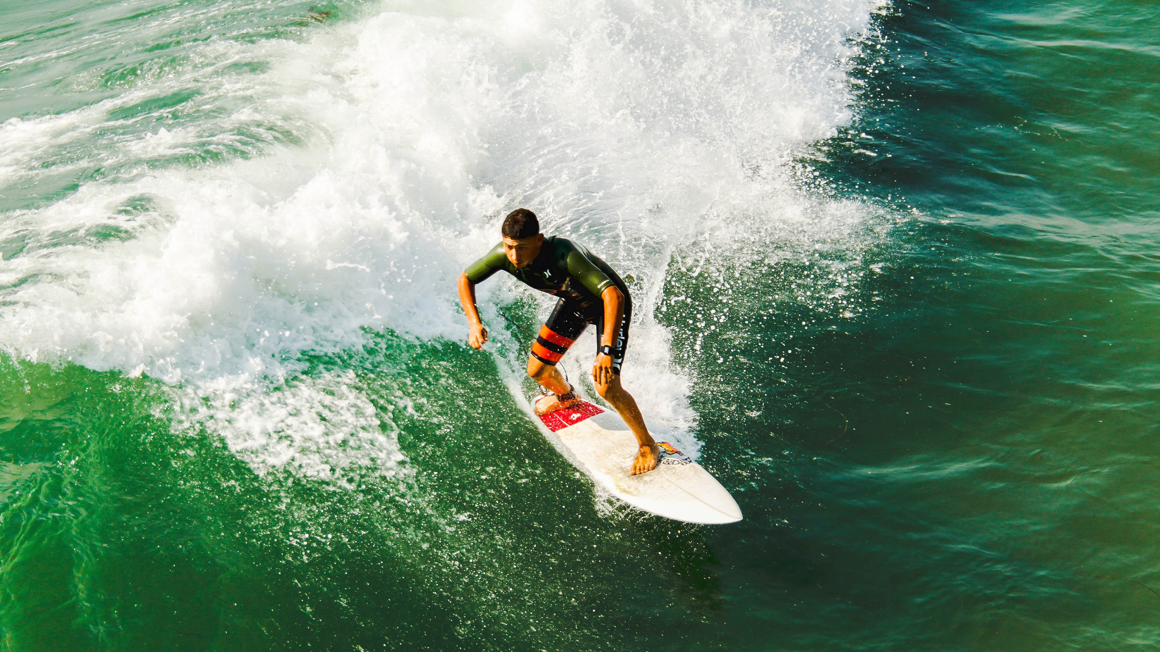 开云电竞账号入口-球迷“热血”撑场：足球狂欢让整个欧洲沸腾，球迷们的疯狂表现令人不得不承认足球的魅力